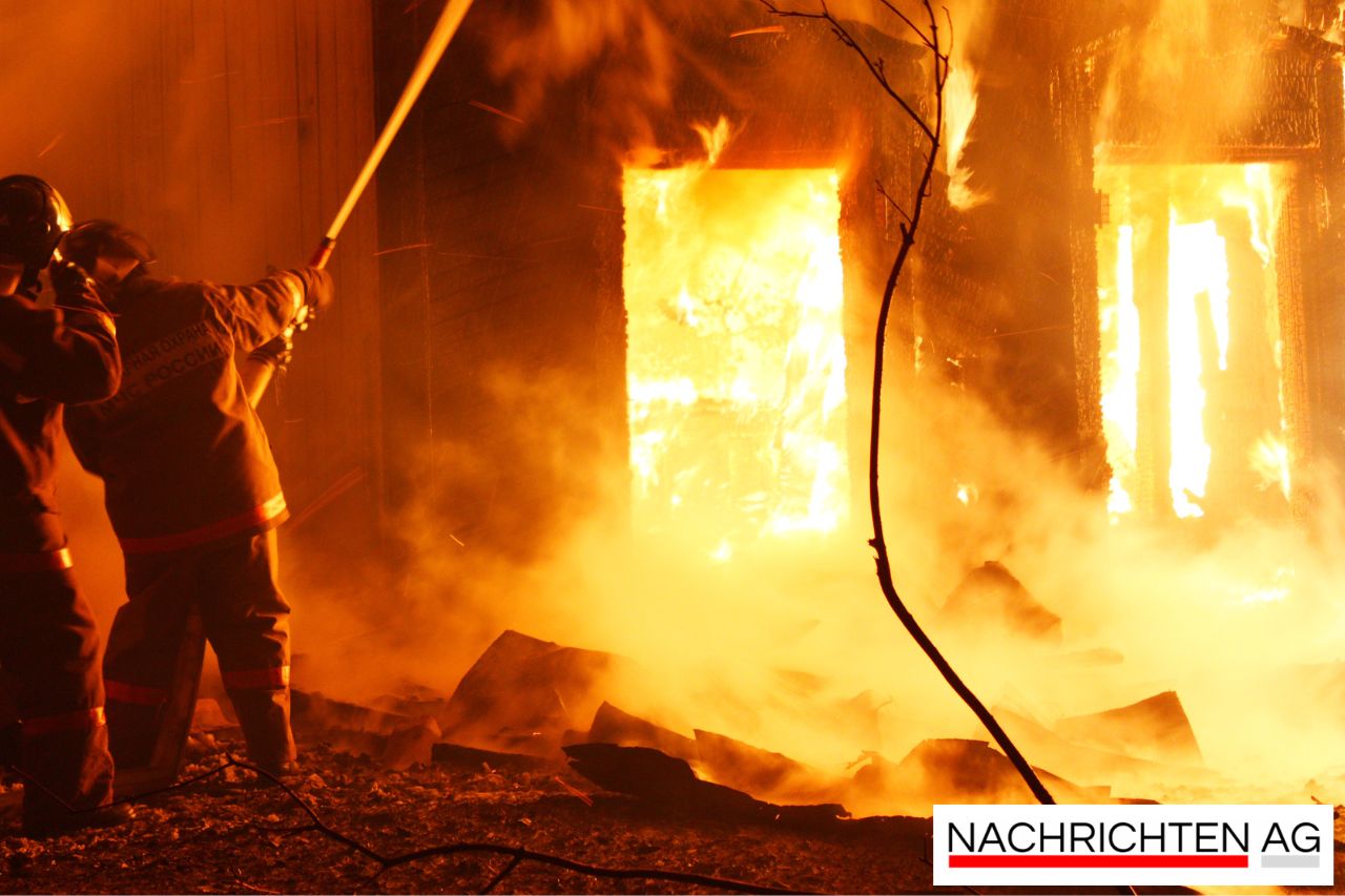 Einfamilienhaus in Vegesack: Großbrand bedroht Nachbargebäude!