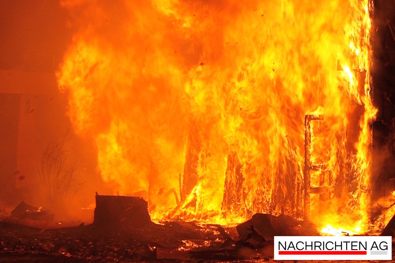 Unkrautbrennen endet im Inferno: Großbrand kostet 250.000 Euro!